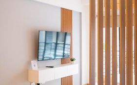 Hollywood Modern Vibe Apartment